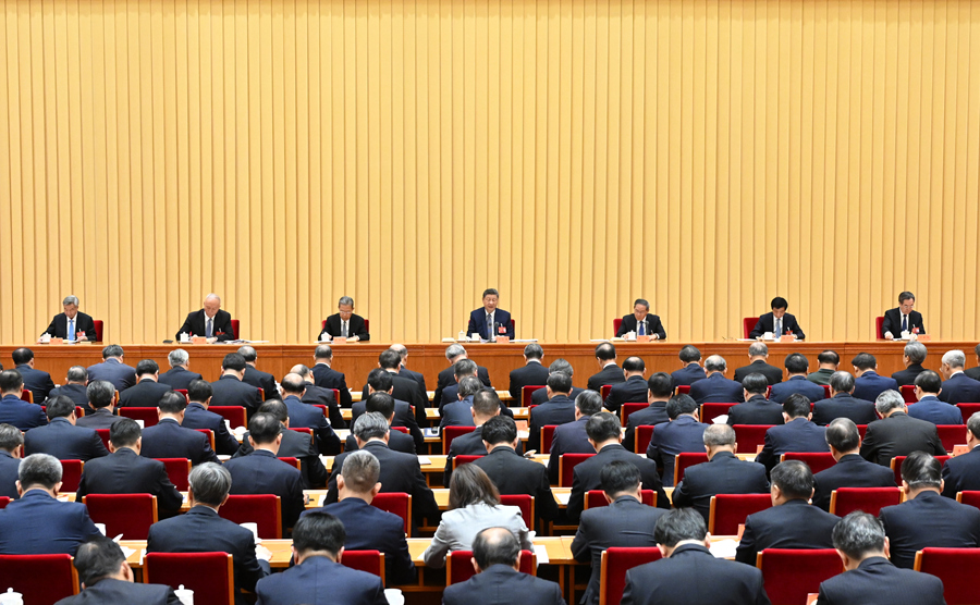 　　12月10日至11日，中央經(jīng)濟(jì)工作會議在北京舉行。中共中央總書記、國家主席、中央軍委主席習(xí)近平出席會議并發(fā)表重要講話。李強(qiáng)、趙樂際、王滬寧、蔡奇、丁薛祥、李希出席會議。